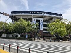 駅から出て、道を渡るとすぐに横浜スタジアム