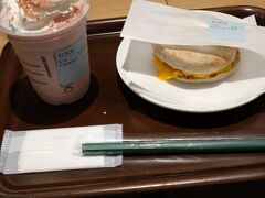 広島駅ekieのスタバにて。朝食はさくらフラペチーノとスクランブルエッグマフィンです。