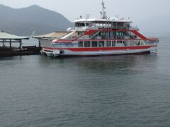 停泊中のみやじま丸は運休でした。フェリーに乗船した後、広電に乗って、広島市内へ向かいます。