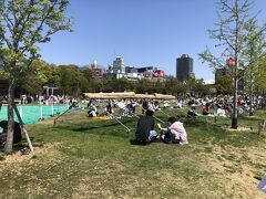 天王寺駅側の出口から出ると「てんしば」と名付けられた芝生がありましたが、ちょっと人気ありすぎ。良い天気で気持ち良いのは分かるんですけどね。