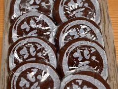 　最後は「つゝや」で、 五大北天まんじゅうを購入。黒糖饅頭だが、とっても平たい