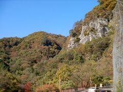 　吾妻渓谷沿いに長野原草津口駅へ。途中の山肌には美しい紅葉。