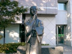 　前橋文学館前の萩原朔太郎像。彼は明治１９年前橋市に生まれ、口語自由詩を確立して日本近代詩に大きな足跡を残しました。