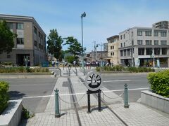 少し時間があるので運河に向かいます。
途中にあった手宮線の廃線跡。列車は通りません、という看板があったのが印象的でした。