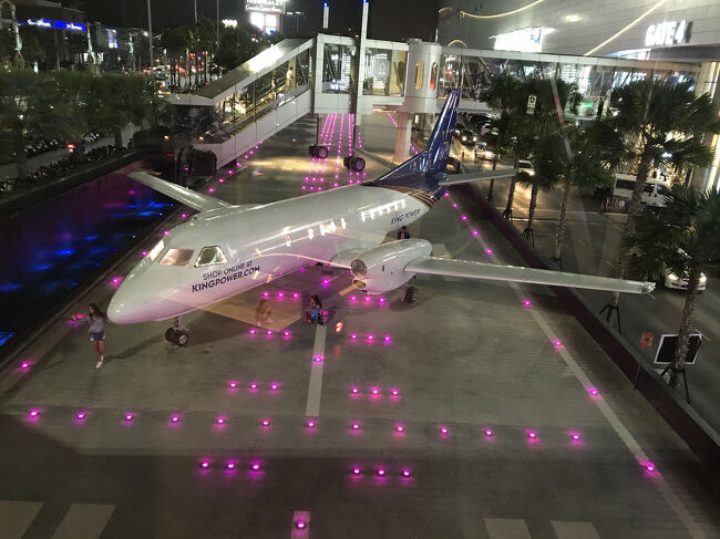 いきなり夜です。<br />ターミナル21に来ました。<br />目的は飛行機を見に。<br />夜はネオンが綺麗です。