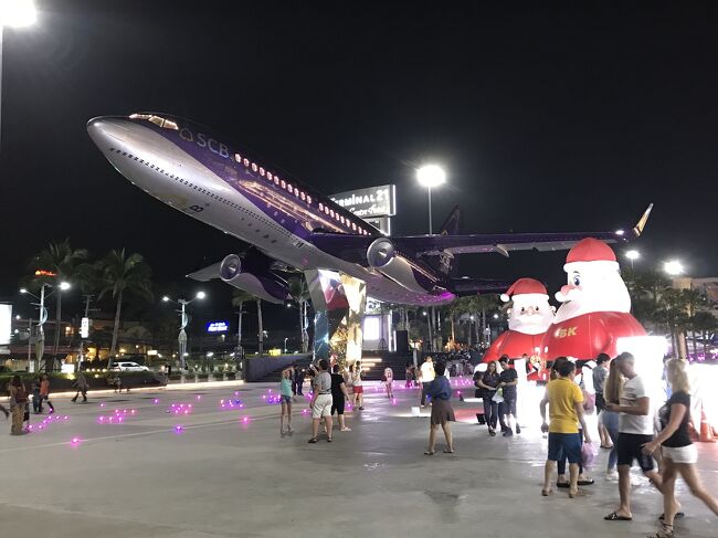 クリスマス過ぎてるけど、サンタさんが持ってきたプレゼントを載せて離陸したのかな？