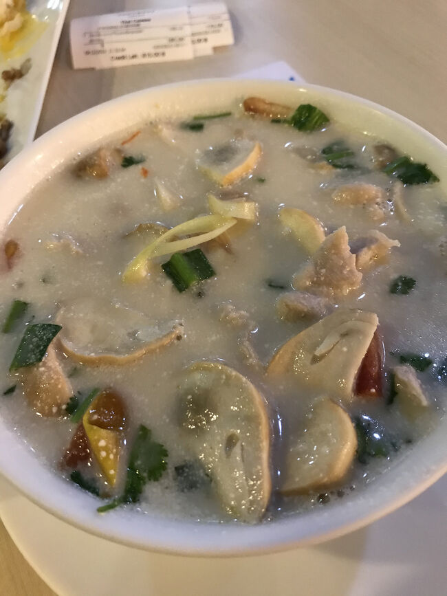 トムヤムクンも辛いし、葉っぱ邪魔だし、堅い木みたいの入ってるし、本格的過ぎて無理でした(ｰ ｰ;)