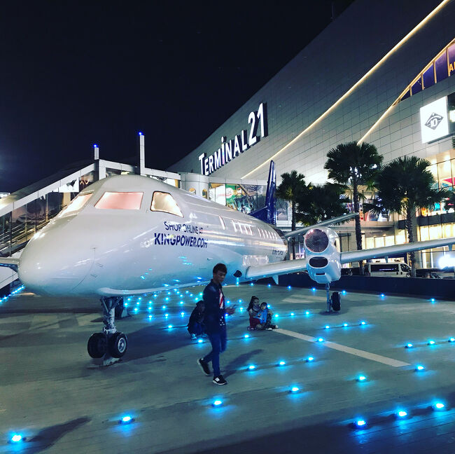 滑走路を模したランプがいろんな色に変わります。そして小さい方の飛行機は囲いもなく触れるのがスゴイ！パタヤに来る度ココに来ないとね！