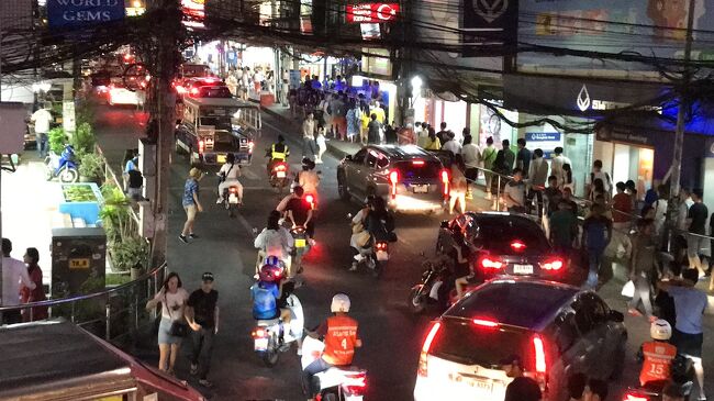 レジデンスのオープンエリアから見たウォーキングストリートコーナー。事故が起きない様、警察がずっと笛吹いててうるさいです、毎年のことなので慣れました(^^;;