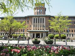 日本大通り　神奈川県庁本庁舎と花壇