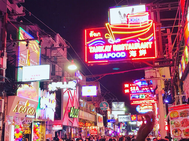 ウォーキングストリートの中はカラフルなネオンがいっぱい！大阪の道頓堀の通りにも負けません！