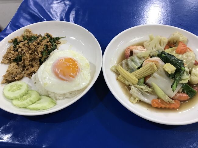 夜ご飯です。<br />いつ食べたかは忘れましたが、<br />ガパオライスと野菜炒め。<br />タイ料理苦手なので俺でも食える店です。