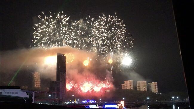 サワディーピーマイカッ！<br />2020年になると同時に上がる花火。