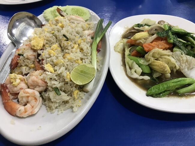 同じ店です。<br />カオパックーンと野菜炒め。