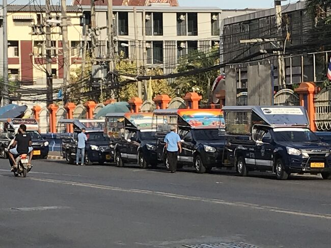 昼間はビーチです。サウス パタヤロードとセカンドロードの交差点のジョムティエン側に停まってます。乗り口が後ろなので、れたの後ろの車から出発します。運悪く座れなくても、途中で降りる人も居るので先発のに乗りましょう！満員にならないと出発しないので、次のを待つと下手したら10分とか動きません。