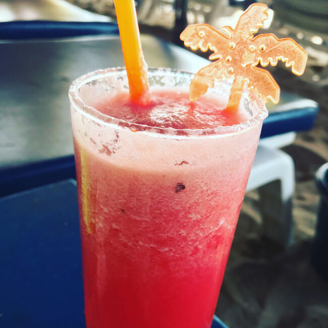 コーラは街にいる時の主飲料ださら、こういう所ではウォーターメロンジュースです。