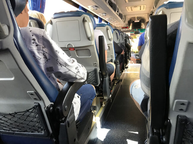 バスはそこそこ人が乗ってました。空港まで約1時間半。そこからバンコクのホテルまで1時間半くらいの旅。ずっとパタヤでも良いんだけど、バンコクの観光もしないとね！<br /><br />1年以上放置してしまったプログ。<br />バンコク編もなるべく早く書きますね(^^;;