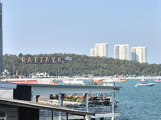 年末年始のパタヤは雨知らず。<br />起きたら窓から パタヤサインを見ます。