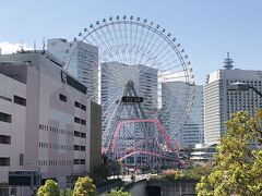 ポートテラスカフェを後にして、サークルウォークを通って、車を停めたワールドポーターズへ戻ります。
こちらは、サークルウォークから観覧車をパチリ。