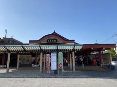 太宰府駅の近くのコインパーキングに車を駐車しました

太宰府駅はデザインが楽しい

早朝だったので学生が沢山出てきました