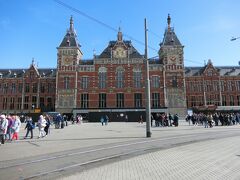 ザーンダムの駅からアムステルダムまでは、15分ほどです。
アムステルダム駅は1889年に開業しています。大きい駅です。