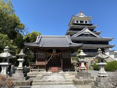 お城の横に奥平神社があります