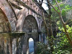 水路閣

南禅寺水路閣に到着。わーお人がいない（笑）
紅葉の時はめちゃくちゃ人がいっぱいでそそくさと退散したんだった。着物を着た若者でごった返していたっけ。