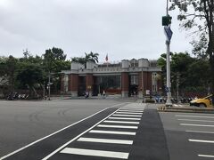 古亭駅を出て大通りを進むと、右手に見えるのが国立台湾師範大学。第二次世界大戦直後の1946年に開校した中等教育の教員育成大学・大学院。同じエリアに関連施設が多数あり、大学生の街というイメージ。