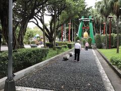 紀念館を出て、二二八紀念公園を少し散歩。多くの台北の公園にはこういう健康歩道があり、地元の方の健康を促しています。