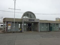 西戸崎駅の駅舎。こんな建物だったかなあ。
初めて来たときからすでにこの駅舎だったらしいんですが･･･