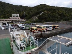 14:20　加計呂麻島、瀬相(せそう)港着。
船の到着にあわせて島内各地に出発する「加計呂麻バス」がお尻を並べて待っています。
