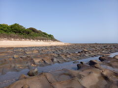 波上の岩が続いてます。
足元滑るので気を付けながら海から青島を。
