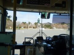 バスの前に展望台が見えてきました。
伝教大師様の銅像が立っています。
私たちは途中下車せずに横川に向かいます。
横川には道元禅師が修行して得度した跡を
訪れる予定です。