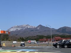 米子自動車道を通って米子へ向かいます。
途中、蒜山高原サービスエリアで休憩。

雪が残っている大山が見えてます。