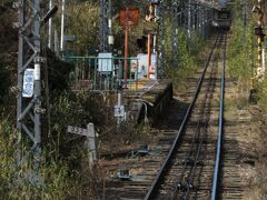 2021.03.20　生駒山上ゆき普通列車車内
霞ヶ丘駅。大手民鉄が開発した住宅街で急行と普通が緩急接続をとってそうな名前であるが、まわりに民家は見られない１面１線の棒駅である。