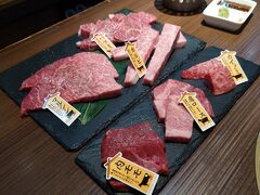 ◇　2021.3.28（日）
[エリア] 岐阜/養老郡養老町
[店名] やきにく藤太
[食べたもの]
＊ジンジャーエール 150yen
＊ウーロン茶 150yen
＊飛び牛カルビ 1,800yen
＊本日の赤身 980yen
＊塩タン 780yen
＊極ハラミ 1,800yen
＊サンチュセット 680yen
＊飛騨牛希少部位三種盛り 2,280yen
＊冷麺 680yen
＊たまごスープ 380yen
[情報]
食べログ：【★3.59】
https://tabelog.com/gifu/A2101/A210103/21000671/
[訪問時間] 17:15頃
[待ち時間] 約70分
[駐車場] あり（お店の前にかなりの広さ）
[コロナ対策] 入店時アルコールスプレー、検温