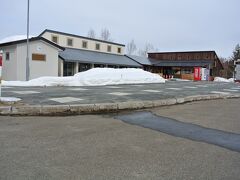 続いて遠軽町(元 白滝村)にある道の駅しらたきに到着。
こちらは高速道路(無料区間)の出口にありました。
が、残念ながらレストランの改装中で売店も休館していました。
自販機とスタンプは使用可です。
中は見れませんでしたが、スタンプが押せて良かった。