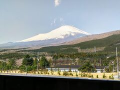 静岡県の東側から見る左右非対称の富士山は初めてです。
南北からは線対称に近いですが。
