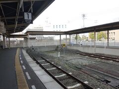 特急宇和海３号は宇和島駅に8時13分に到着。

このどん詰まりを見ると終着駅という実感が湧いてくる。
思えば遠くへ来たもんだ、、自分の人生と重なるなぁ。

