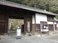 桑折氏武家長屋門から宇和島城を目指す。

元々はこの倍の長さがあった長屋門だけど土地に合わせてちょん切ったんだってw
なんか大胆w
普通、保存して置ける場所を探すと思うけどね。

この右側は現在宇和島市の発注で観光拠点を作っているようだ。
なんか嫌な予感、、、

元々この辺りは三ノ丸御殿があった場所。
変なもの作るよりそっちの方が大事な気がするのは私だけ？

まぁ、、長屋門を切ってしまうくらいのレベルの発想しかない。
だから推して知るべしかぁ、、、