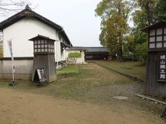 藤兵衞丸には山里倉庫が城山郷土館として移築されてます。
でも元々は三ノ丸にあったのでここにあったわけではないです。
奥には穂積さんちの長屋門があります。
これも元々はここにあったわけではないです。
