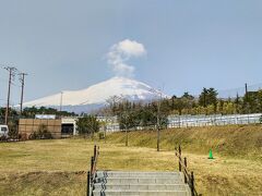 朝食を買いに道の駅に寄りましたが
こちらの施設からでも富士は見えます。