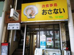 青森駅にてまずはランチ。ホタテ料理が食べたくて駅近の食堂へ。
ちなみにテントや寝袋が入った巨大なザックは、帰りの新幹線の新青森駅に途中下車してコインロッカーに預けてあります。「津軽フリーパス」という、電車とバスが２日間乗り降り自由のお得な切符があるのです！