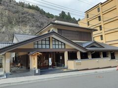 土湯温泉。行く途中でも雪が舞っていましたが、幸い土湯温泉でも積もってませんでした。

公衆浴場・中之湯。
単純泉と炭酸水素塩泉の2種類が楽しめます。