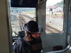 近鉄桜井駅から吉野までの行き方は次の通りです。
桜井駅⇒大和八木駅（近鉄大阪線・大和八木行）
大和八木駅⇒橿原神宮前駅 （近鉄橿原線・橿原神宮前行）
橿原神宮前駅 ⇒吉野（ 近鉄吉野線・吉野行）
乗り換え時間を含んで1時間20分ほどかかります。

私たちは3日間乗り放題フリーチケット（一人3,050円）を
クレジットで購入しました。
このチケットは奈良県（吉野含む）の近鉄電車、
バス路線が乗り放題です。
吉野駅からの臨時バスは使用できませんが
コストパフォーマンスが高いチケットだと思います。

私たちが乗車した吉野線の電車は女性の運転手さんでした。
私はいつものように最前列に陣取ってフロントからの風景を
楽しみます。