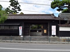 酒田編①からの続きです。
https://4travel.jp/travelogue/11687420

旅館からも近い本間家旧本邸。

コチラの建物も庄内藩主酒井家に献上、その後拝領という、ちょっと面倒な？動作を入れております。
一度自分のお金で建てたものを藩主に捧げて、その後藩主から戴くという…。
まぁ、コレが当時の「上を立てる」なのでしょう。
昭和20年まで子孫の方が暮らしていたとか。

この本間家には2つの門があり、2000石格式の長屋門と白壁に続く薬医門と2つの門があります。
長屋門は特別な時のみ使用し、通常は薬医門を使っいたんだとか。