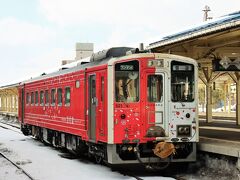 釧網本線の列車はキハ54。花咲線ラッピング色！
運用の摩訶不思議で花咲線じゃなくて釧網本線で乗ることになってしまったよ～。
ラッピングカラーは赤と白。
某JRQのいぶたまみたいに左右に分かれたカラーリング。