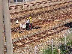 撮影後は香椎駅に移動して近くにある香椎カーブと言われる撮影ポイントに向かいます。陸橋で貨物列車を待っていると駅係員がやってきて転轍機清掃を行ってました。
転轍機の可動部底辺にグリスを塗って不転換を防ぐ作業です。

あ、列車写真はこちらにUPしています
https://rail.travair.jp/?p=9978
