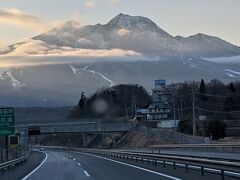 午前中から昼過ぎに掛けて用事がありましたが、14時半過ぎに家を出発し、
東北道→圏央道→関越道→上信越道
というルートで富山駅前までノンストップで直行し、19時過ぎに到着。
写真は上信越道から見える妙高山。
