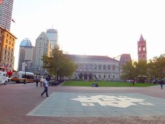 トリニティ教会の前にあるコプリースクエア (Copley Square)
奥に見えるのはボストン公共図書館(Boston Public Library)